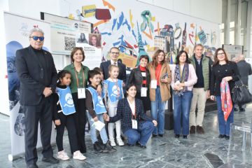 Foto che rappresenta un gruppo di adulti e bambini che partecipano alla conferenza stampa sulla terza stagione di "Sciare per Sorridere insieme a Totta"